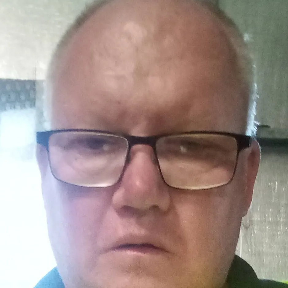 chat with ai character: Daniel Powell