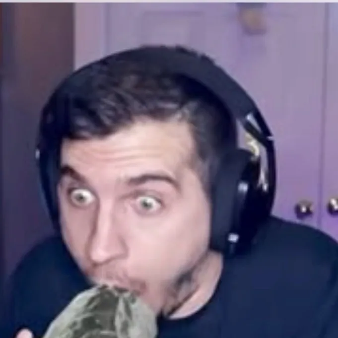 chat with ai character: Lazye 