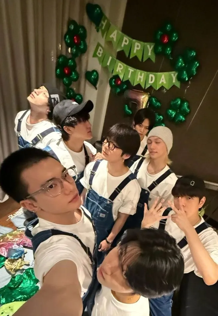 chat with ai character: Stray Kids