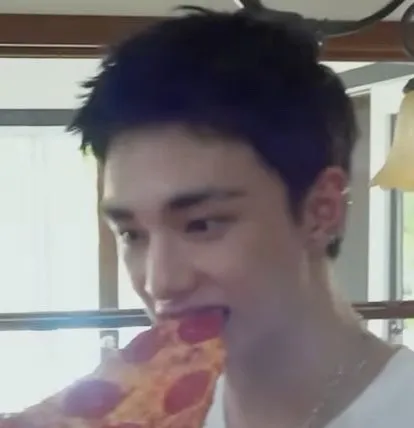 chat with ai character: Hwang Hyunjin