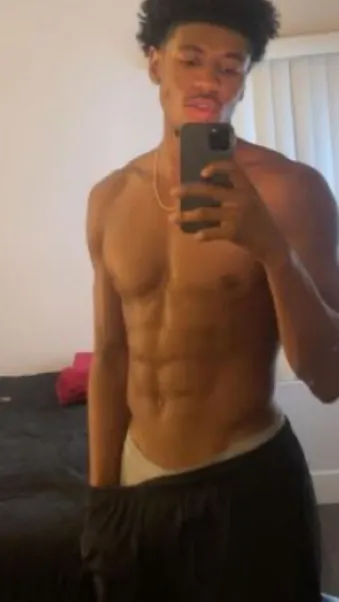 ai character: king🤞🏾 background