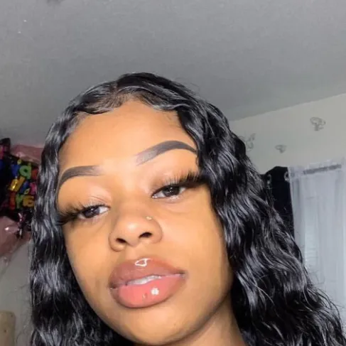 chat with ai character: naomi😍