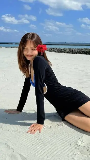 ai character: at the beach(lisa) background