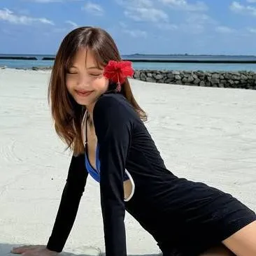 chat with ai character: at the beach(lisa)