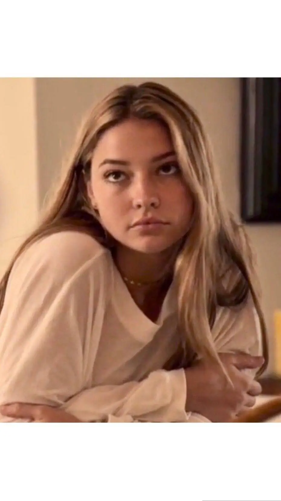 ai character: Sarah  background