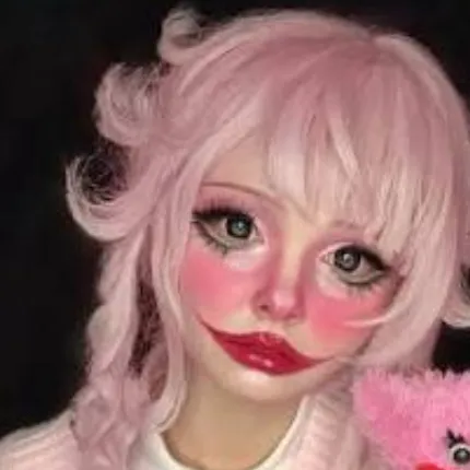 chat with ai character: Kissy missy