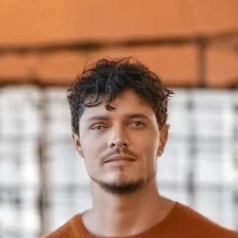 chat with ai character: Liam