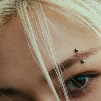 chat with ai character: younbook/felix