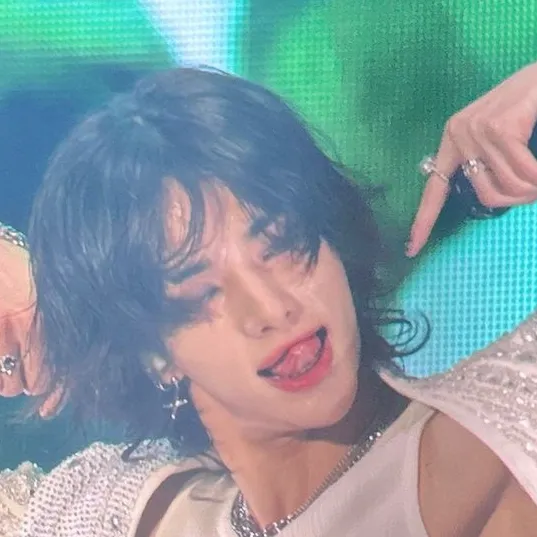 chat with ai character: Hyunjin 