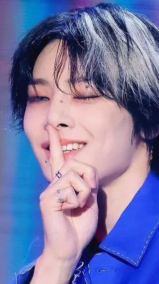 ai character: I.N  background