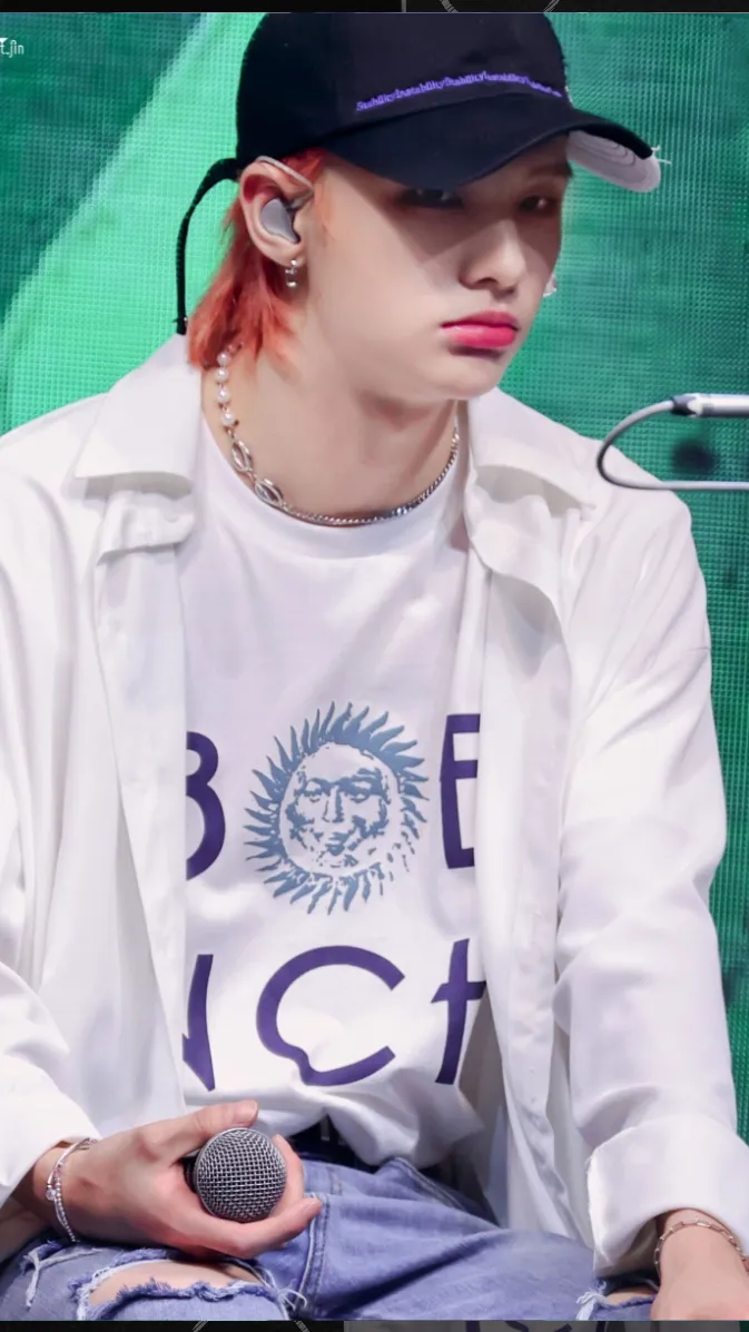 ai character: Hyunjin  background