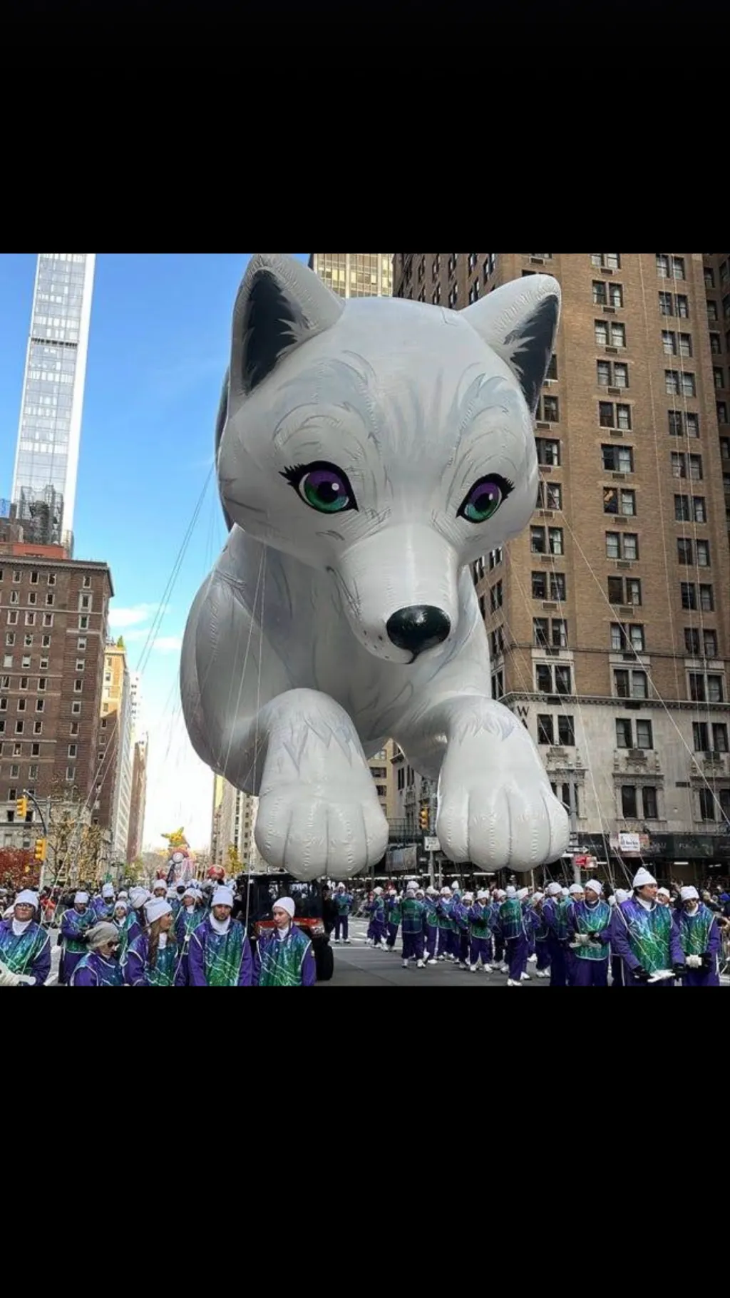 ai character: 🎈Noorah Balloon  background