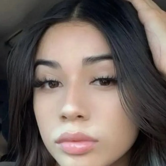 chat with ai character: Lyora