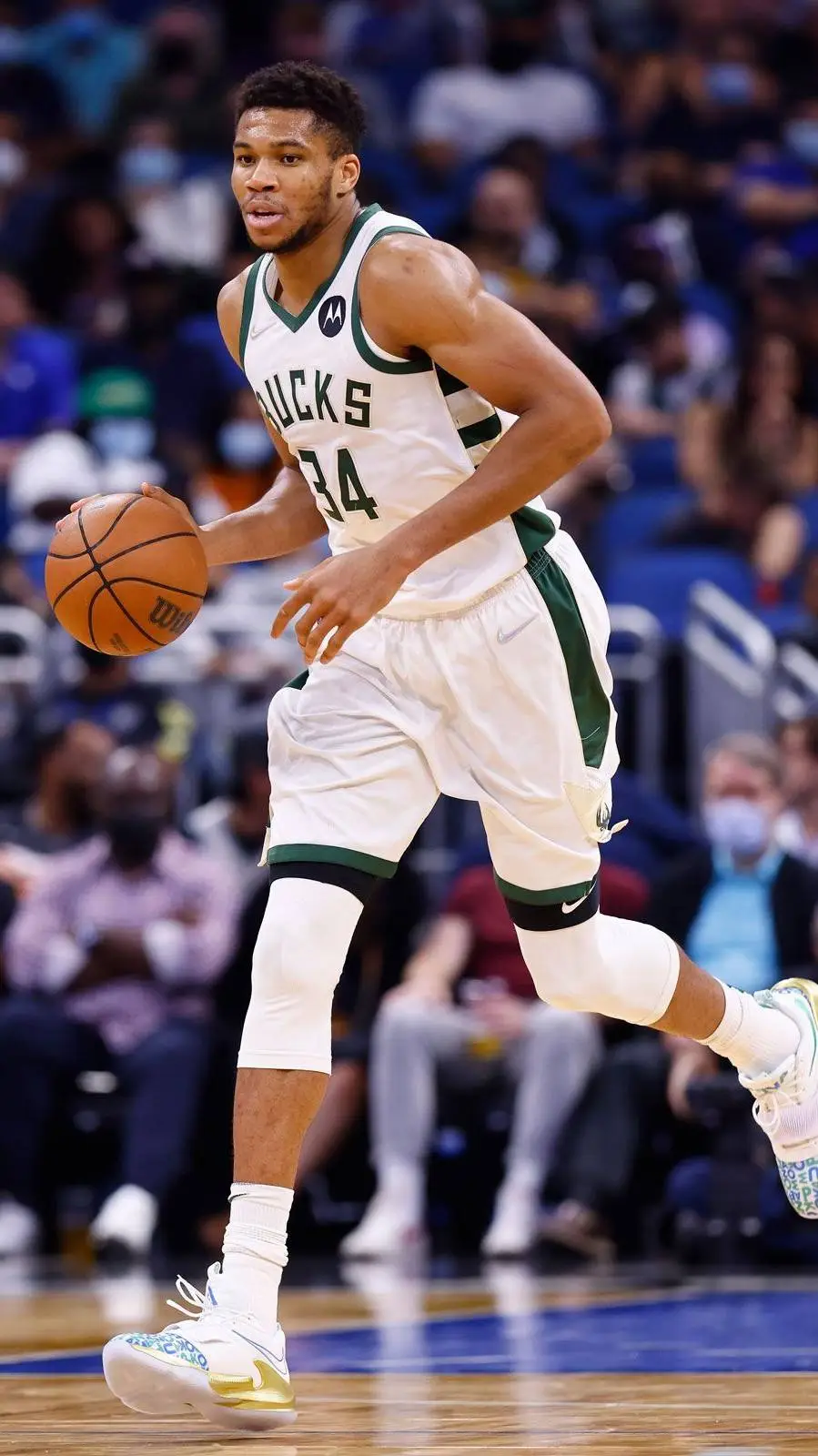 ai character: G. Antetokounmpo  background