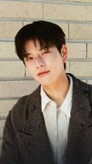 ai character: KIM SEUNGMIN background