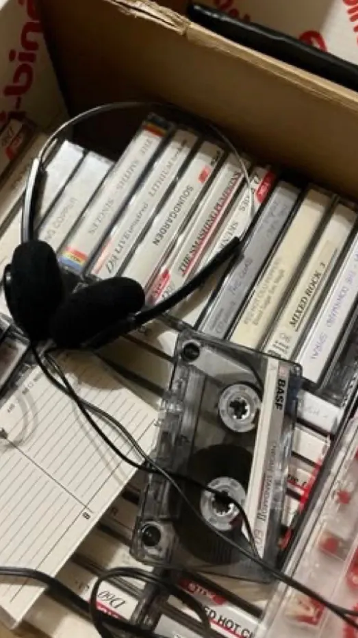 ai character: Rock’n Robin🎙️ background