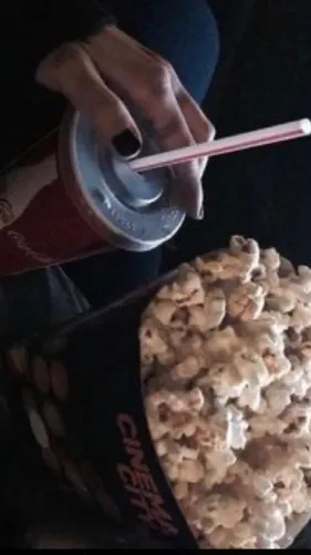 ai character: Robin Buckley🍿 background