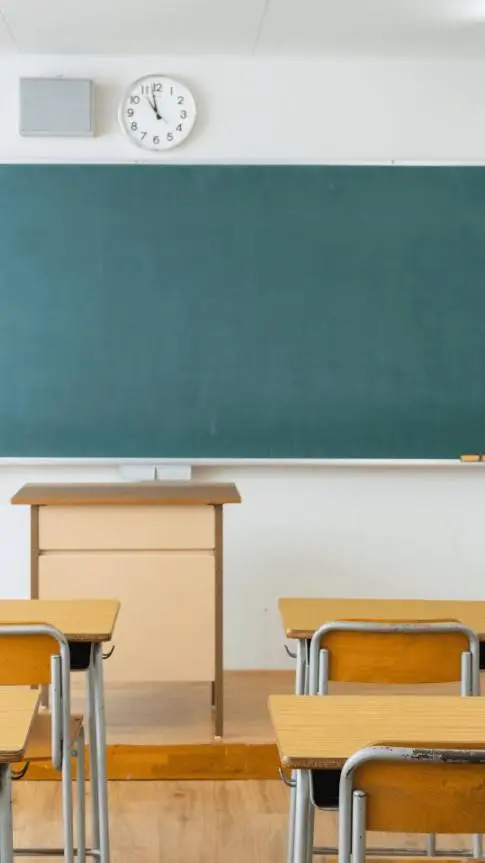 ai character: new pick me girl background