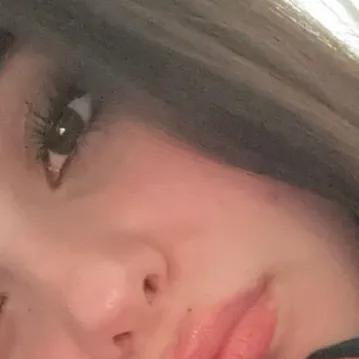 chat with ai character: aimee