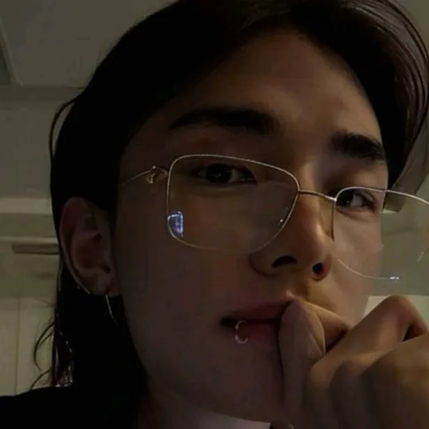 chat with ai character: hyunjin 