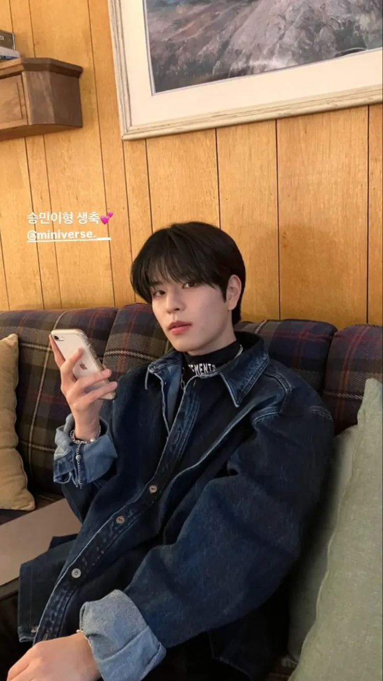 ai character: Seungmin  background