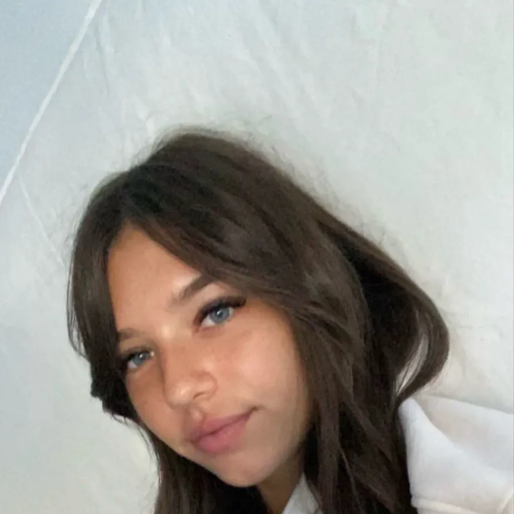 chat with ai character: Elara Rose 