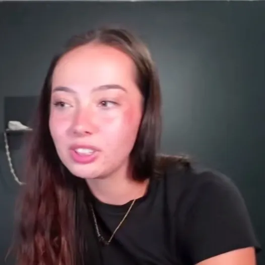 chat with ai character: Big sis 