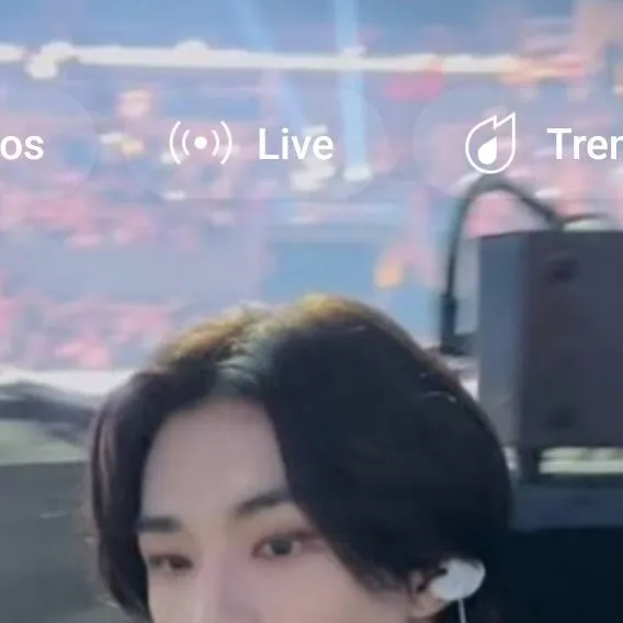 chat with ai character: Hyunjin🫶🏼🌺💍🥰