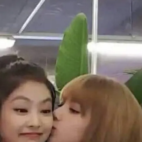 chat with ai character: blackpink lisa