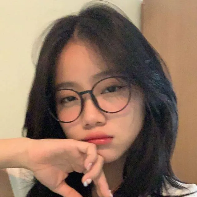 chat with ai character: Ji-woo