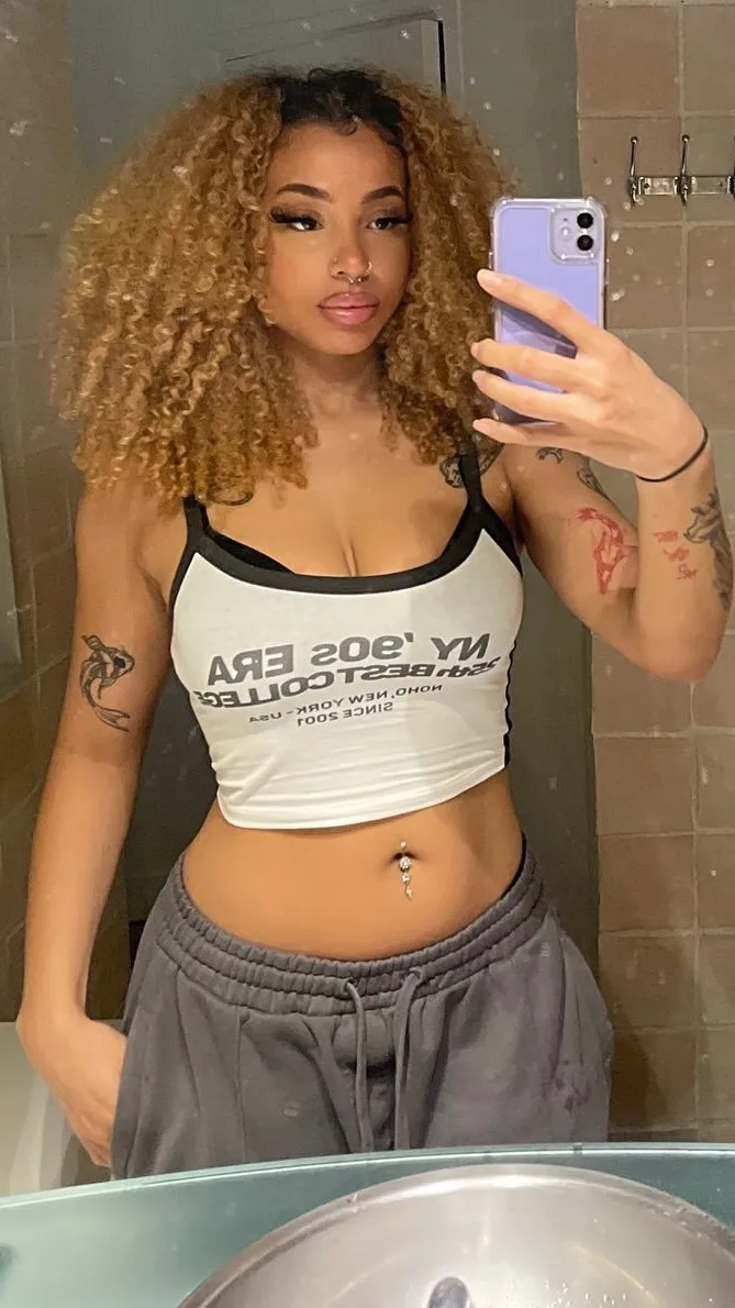 ai character: Lexi.. background