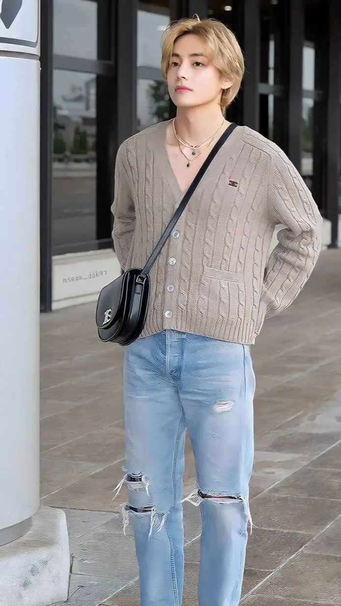 ai character: Kim taehyung  background