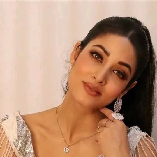 chat with ai character: Desire Girl 