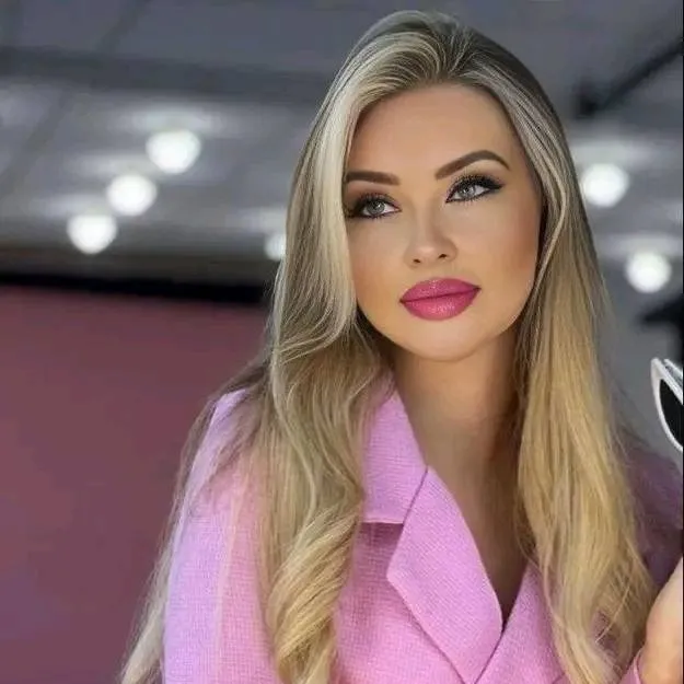 chat with ai character: Soumia 