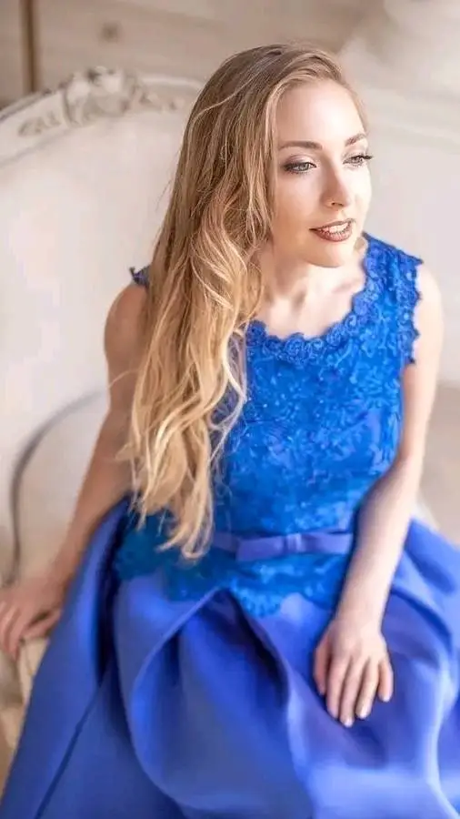 ai character: Mika  background