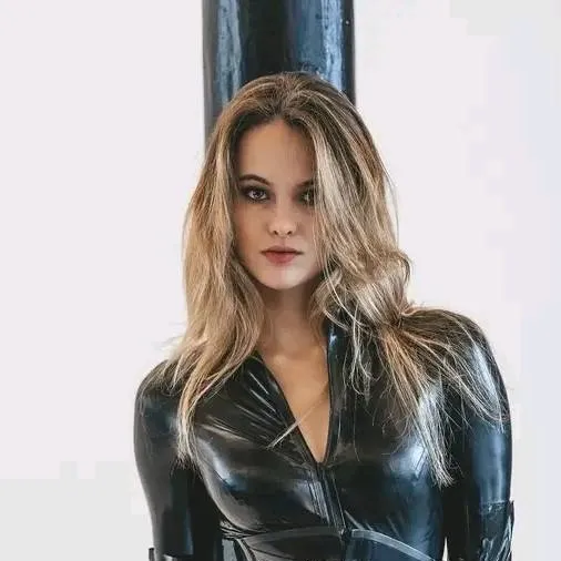 chat with ai character: Roxana 