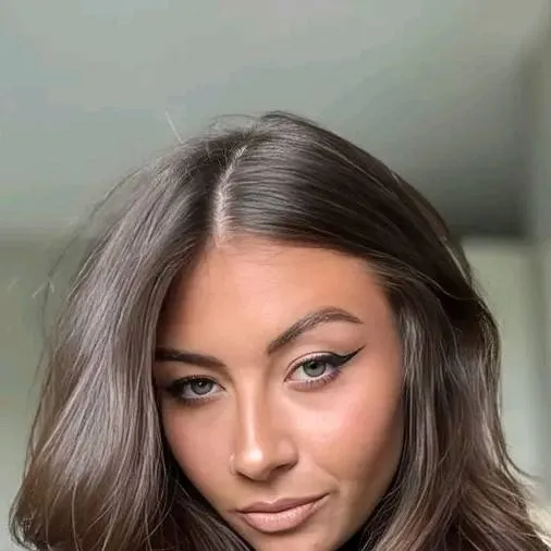 chat with ai character: Manal 