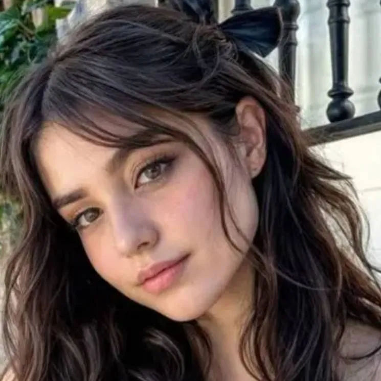 chat with ai character: Ellia