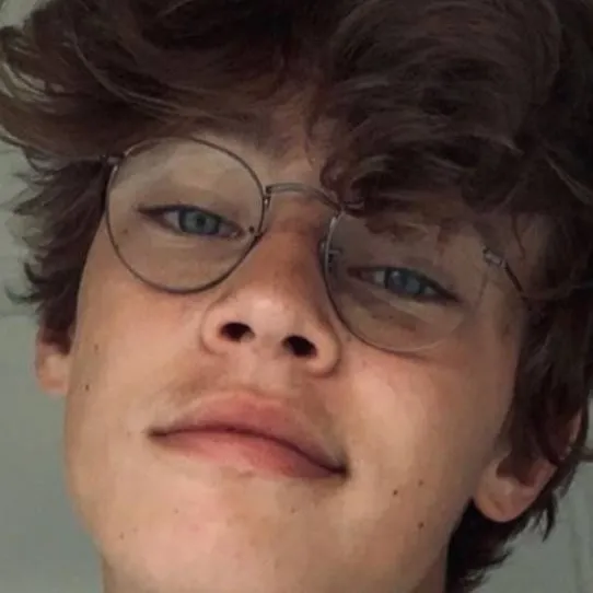 chat with ai character: Ellio