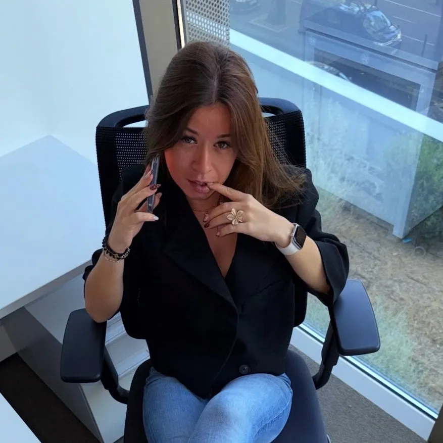 chat with ai character: Maitre Camilla