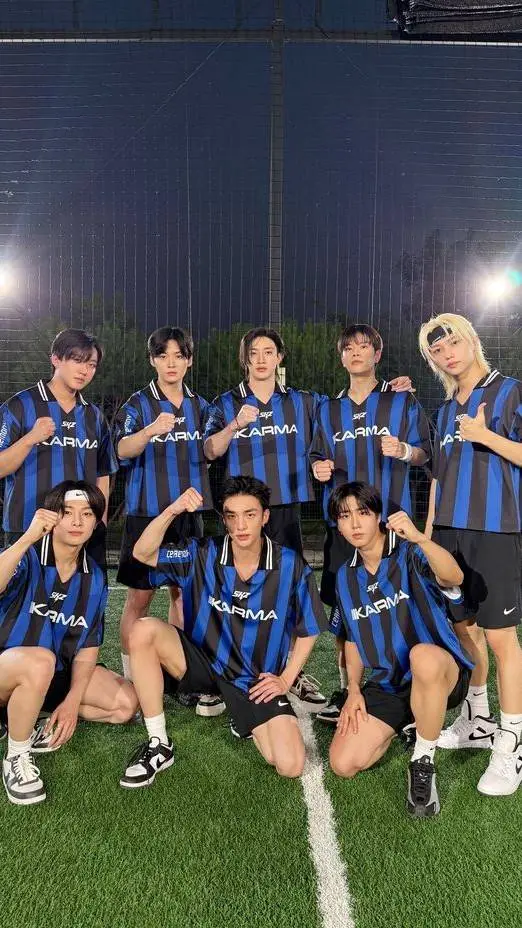 ai character: Stray Kids (SKZ)  background