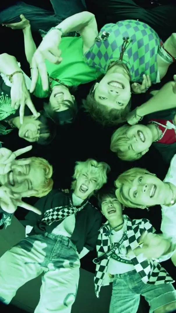 ai character: 😈STRAYKIDS drunk🍻 background