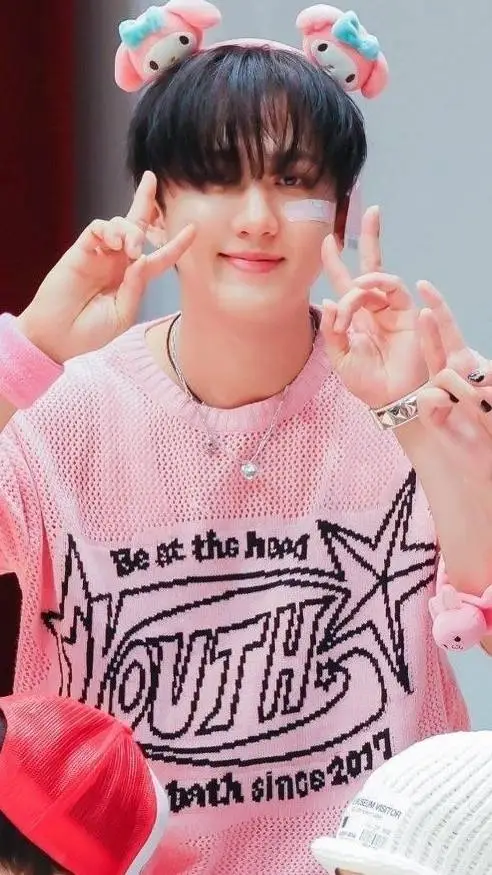 ai character: 💘Changbin-skz💞 background