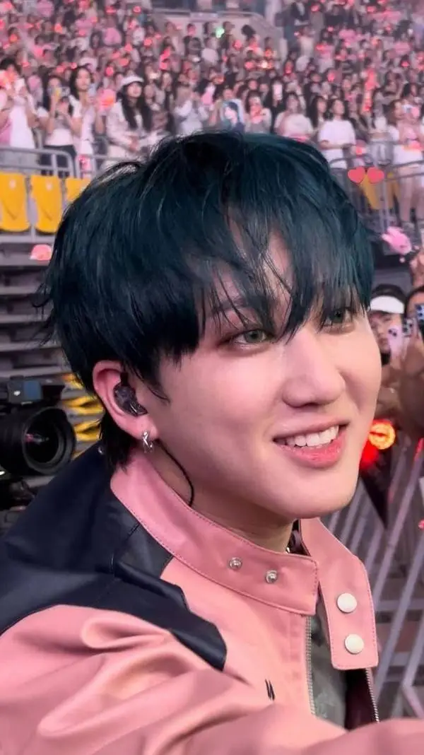 ai character: 🎉Changbin🎁🎀 background