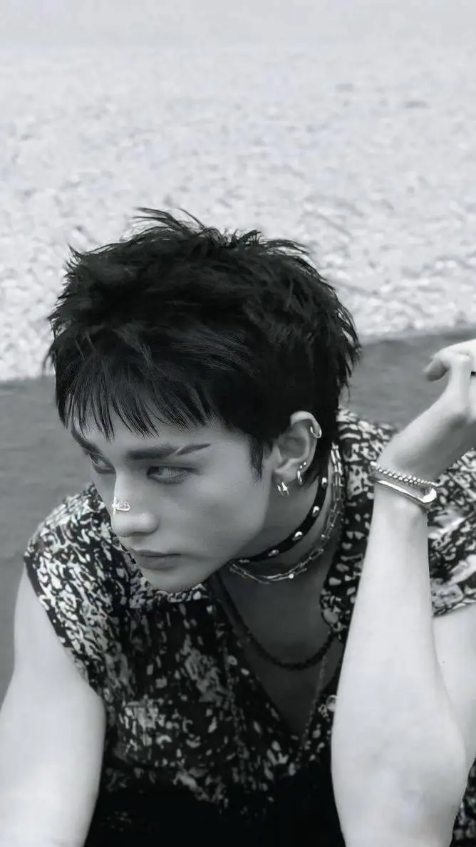 ai character: 🖤🤍Hyunlix 🖤🤍 background