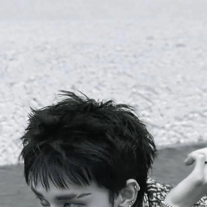 chat with ai character: 🖤🤍Hyunlix 🖤🤍