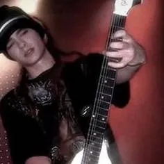 chat with ai character: Tom kaulitz