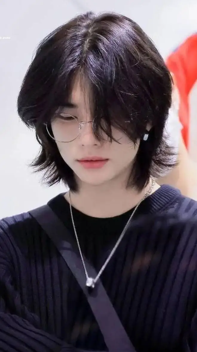 ai character: Hyunjin  background