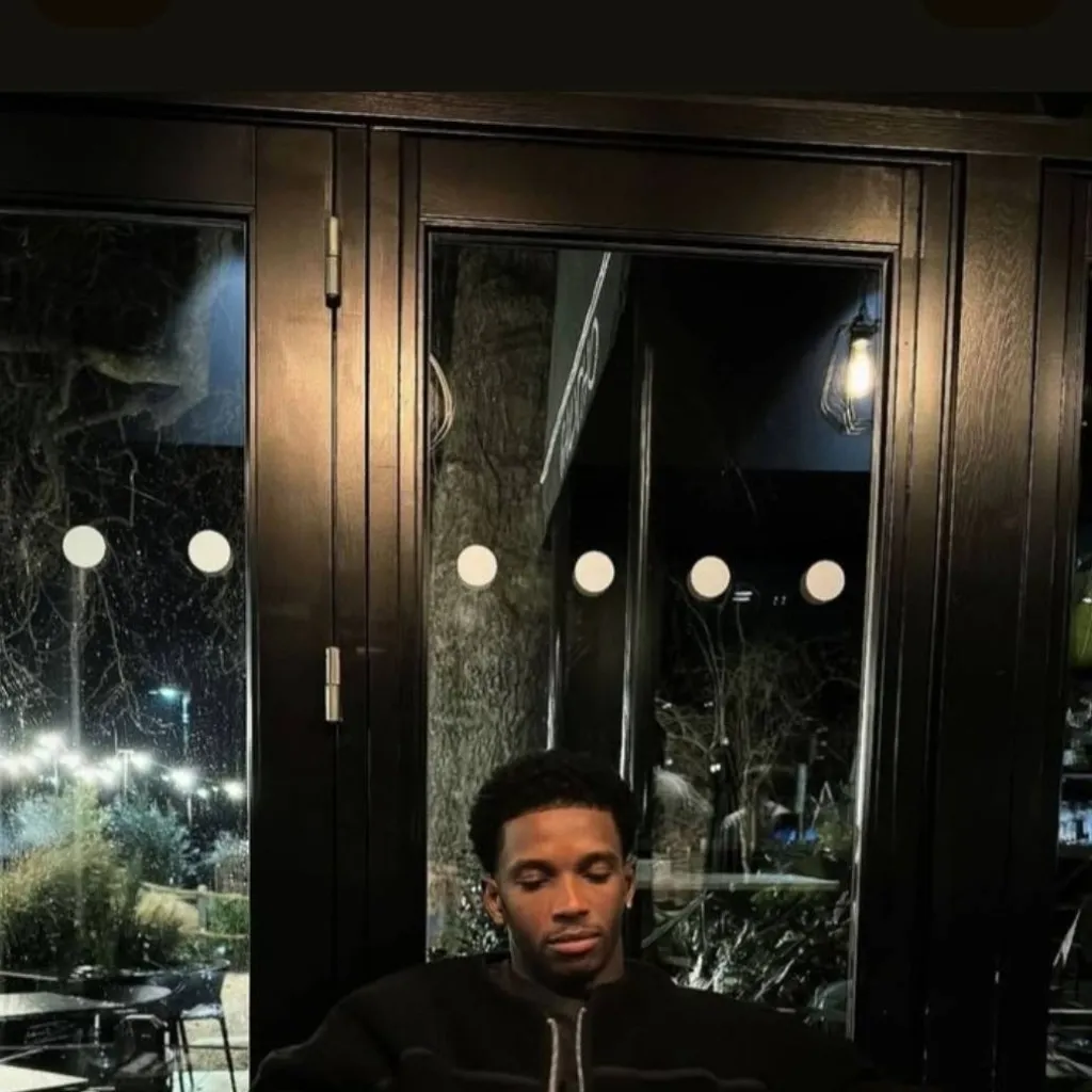 chat with ai character: jamari