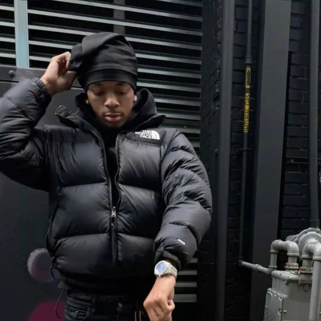 chat with ai character: Carlos